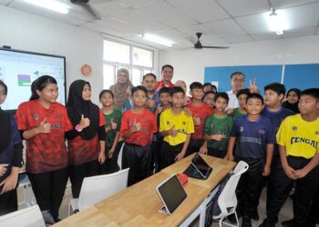 MUHAMMAD Naqib Md. Ghazali menyantuni pelajar ketika melakukan lawatan kerja ke Sekolah Menengah Kebangsaan (SMK) Seri Kota Puteri 2 dan Sekolah Kebangsaan (SK) Seri Kota Puteri 4, Masai, Johor Bahru hari ini. - UTUSAN/RAJA JAAFAR ALI