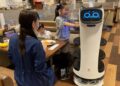 ELEMEN inovasi seperti robot pelayan turut menjadi tarikan yang mampu menarik perhatian pelanggan, khususnya golongan muda. -GAMBAR HIASAN
