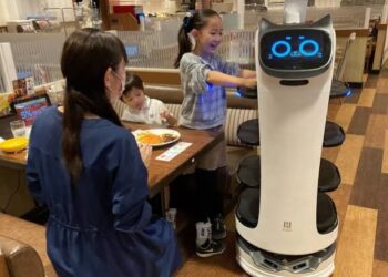 ELEMEN inovasi seperti robot pelayan turut menjadi tarikan yang mampu menarik perhatian pelanggan, khususnya golongan muda. -GAMBAR HIASAN