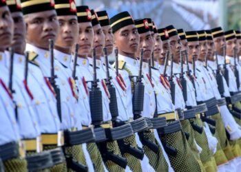 PERBEZAAN pandangan politik tidak seharusnya menjejaskan kesatuan dalam mempertahankan kepentingan negara dan prinsip kemanusiaan sejagat.