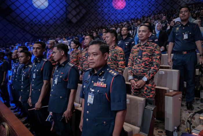 Civil servants must remain neutral