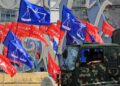 KEMPEN perang bendera parti di bulatan PD Sunggala Gateway mewarnai suasana Pilihan Raya Negeri (PRN) Negeri Sembilan.- UTUSAN/ MOHD SHAHJEHAN MAAMIN