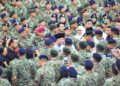 PERDANA Menteri, Datuk Seri Anwar Ibrahim bersama warga tentera dalam Program Semarak Kenegaraan di Hangar Pusat Latihan Asas Tentera Darat (Pusasda), Port Dickson, semalam.
– UTUSAN/MOHD SHAHJEHAN MAAMIN