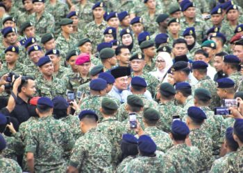 PERDANA Menteri, Datuk Seri Anwar Ibrahim bersama warga tentera dalam Program Semarak Kenegaraan di Hangar Pusat Latihan Asas Tentera Darat (Pusasda), Port Dickson, semalam.
– UTUSAN/MOHD SHAHJEHAN MAAMIN