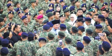 PERDANA Menteri, Datuk Seri Anwar Ibrahim bersama warga tentera dalam Program Semarak Kenegaraan di Hangar Pusat Latihan Asas Tentera Darat (Pusasda), Port Dickson, semalam.
– UTUSAN/MOHD SHAHJEHAN MAAMIN