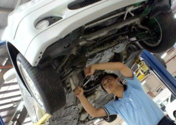 PELAJAR sering dianggap sebahagian daripada tenaga kerja dan diberikan tugasan yang hampir setara dengan pekerja tetap. -GAMBAR HIASAN
