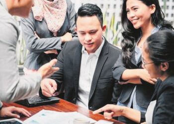 PEMIMPIN yang berkesan ialah pemimpin yang menjadi suri teladan. -GAMBAR HIASAN