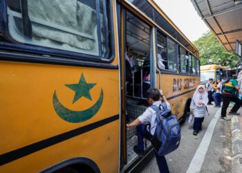 MURID kecil mudah terlindung dalam titik buta, terutama apabila berada terlalu dekat dengan bahagian hadapan, sisi atau belakang bas.