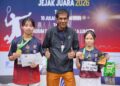 Datuk Seri Dr. Jahaberdeen Mohamed Yunoos (tengah) bersama para pemenang pada Kejohanan Badminton Tertutup Kuala Lumpur Jejak Juara 2026, di Stadium Titiwangsa, hari ini.