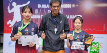 Datuk Seri Dr. Jahaberdeen Mohamed Yunoos (tengah) bersama para pemenang pada Kejohanan Badminton Tertutup Kuala Lumpur Jejak Juara 2026, di Stadium Titiwangsa, hari ini.