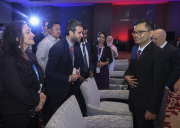 AKMAL Nasrullah Mohd Nasir beramah mesra bersama tetamu yang hadir selepas Forum Eksekutif Zon Ekonomi Khas Johor-Singapura (JS-SEZ) di Kuala Lumpur, semalam. - UTUSAN/AMIR KHALID
