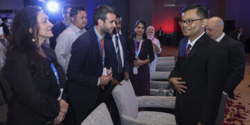 AKMAL Nasrullah Mohd Nasir beramah mesra bersama tetamu yang hadir selepas Forum Eksekutif Zon Ekonomi Khas Johor-Singapura (JS-SEZ) di Kuala Lumpur, semalam. - UTUSAN/AMIR KHALID