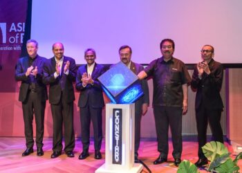 AMIR Hamzah Azizan (tiga dari kanan) bersama Pengerusi MTDC, Tan Sri Abdul Rahman Mamat (dua dari kanan) ketika melakukan gimik pada majlis pelancaran SemiconStart Malaysia di Asia School of Business (ASB) Academic di sini, hari ini. - UTUSAN/SYAKIR RADIN