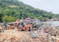 OPERASI membersihkan lambakan sampah di Pulau Redang giat dijalankan dan baki 10 tan sampah selesai dibersihkan. - IHSAN MBKT
