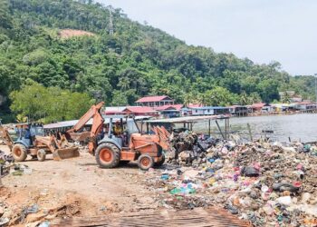 OPERASI membersihkan lambakan sampah di Pulau Redang giat dijalankan dan baki 10 tan sampah selesai dibersihkan. - IHSAN  MBKT