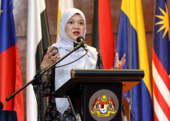 FADHLINA SIDEK