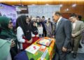 ANWAR Ibrahim melawat pameran ketika hadir pada Perjumpaan Perdana Menteri Bersama Warga Kementerian Pendidikan di Putrajaya, semalam. – UTUSAN/FAISOL MUSTAFA