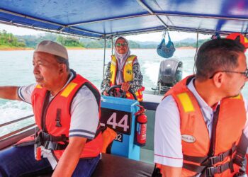 TENGKU Embat Tengku Ngah mengemudi bot laju membawa pelancong mengelilingi Tasik Kenyir di Hulu Terengganu, Terengganu. – UTUSAN/PUTQRA HAIRY