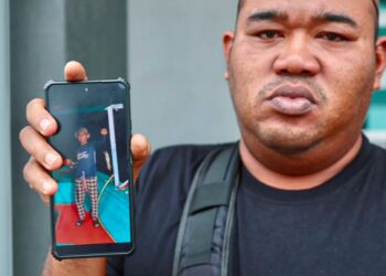 AHMAD Firdaus Mohmad Jalil menunjukkan gambar terakhir Ahmad Nasaruddin ketika ditemui di Jabatan Forensik Hospital Sultan Mizan Zainal Abidin (HoSZA), Kuala Nerus, Terengganu. - MINGGUAN/PUQTRA HAIRRY
