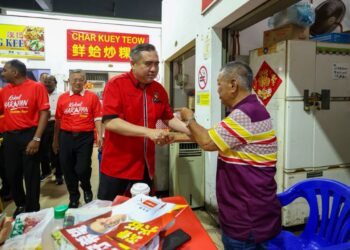 ANTHONY Loke Siew Fook (tengah) ketika bertemu orang ramai dan beramah mesra ketika kempen Pilihan Raya Negeri (PRN) Negeri Sembilan di Pasar Besar Seremban semalam.-UTUSAN/ISKANDAR ISHAK