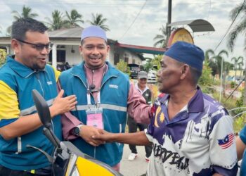 MOHD. Fairuz Mohd Isa (tengah) menyantuni pengundi DUN Serting di Felda Raja Alias 4, Bandar Sri Jempol, semalam. – UTUSAN / NOR SHAFIQAH MOHD GHAZALI