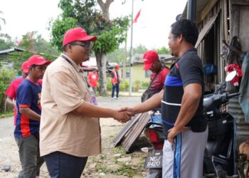 MOHD. Umry Abdul Khois (kiri) menyantuni dan beramah mesra dengan para penduduk di Kampung Orang Asli Ulu Lakai, Pertang, Jelebu semalam.