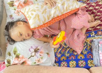 NUR Adelya Mikayla Mohd. Suhaimi terlantar selepas disahkan menghidap sejenis kanser saraf Neuroblastoma tahap empat. – UTUSAN/DIANA SURYA ABD WAHAB