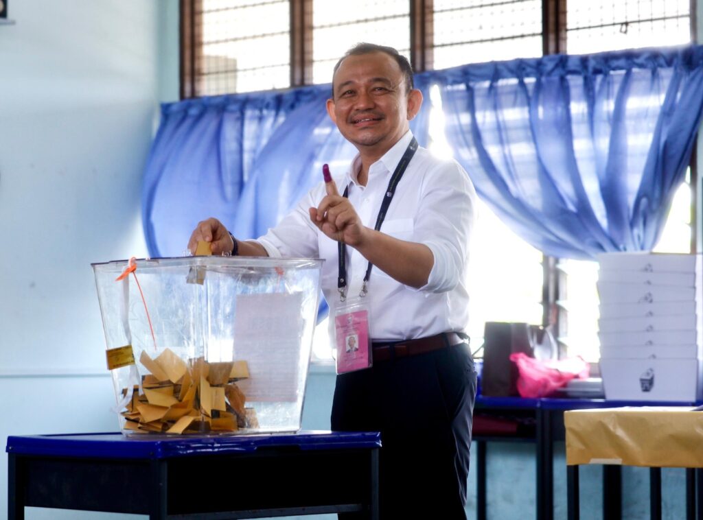 Maszlee votes in Machap, unable to switch to Puteri Wangsa constituency