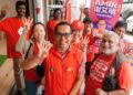 AMIR Syafiq Ameer Soekre (tengah) menyantuni orang ramai ketika berkempen di DUN Skudai sempena Pilihan Raya Negeri (PRN) Johor ketika ini.