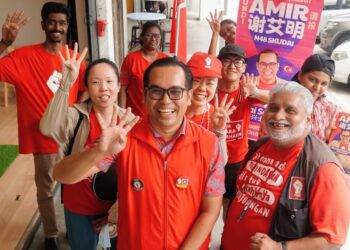AMIR Syafiq Ameer Soekre (tengah) menyantuni orang ramai ketika berkempen di DUN Skudai sempena Pilihan Raya Negeri (PRN) Johor ketika ini.