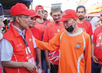MUHAMMAD Nazri Kassim (kiri) bertemu dengan penduduk ketika kempen Pilihan Raya Negeri (PRN) Negeri Sembilan di Ampangan, baru-baru ini.