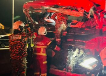 PASUKAN bomba mengeluarkan mangsa tersepit yang meninggal dunia dalam kemalangan dekat Jalan Tebuk Marso, Kampung Tebuk Marso di Sabak Bernam.