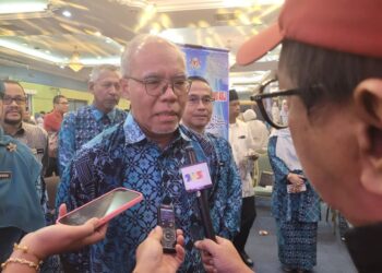 OMAR Salleh ditemui pemberita selepas Majlis Perasmian Penutupan Karnival Fitrah Murid Orang Asli (KAFOA) di Pantai Cahaya Bulan, Kota Bharu, Kelantan hari ini. - UTUSAN/MUSTAQIM MOHAMED.