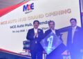JOHARI Abdul Ghani (tengah) bersama Pengarah Urusan Kumpulan MCE Berhad, Dr. Goh Kar Chun (kanan) dan Pengerusi MCE Holdings Bhd., Tan Sri Abdul Rahman Mamat (kiri sekali) ketika majlis pelancaran MCE Auto Hub di Serendah, semalam.
