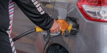 HARGA minyak mentah kembali melonjak susulan serangan terbaharu AS terhadap Iran.
