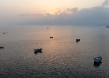 PEMANDANGAN udara menunjukkan beberapa bot berlabuh di pesisir utara Semenanjung Musandam, Oman berhampiran Selat Hormuz.-AFP