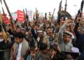 PENYOKONG bersenjata Yemen memegang senjata semasa protes terhadap sekatan dikenakan Arab Saudi ke atas kawasan dikuasai Houthi di Sanaa, minggu lalu.- AFP
