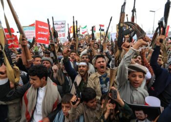 PENYOKONG bersenjata Yemen memegang senjata semasa protes terhadap sekatan dikenakan Arab Saudi ke atas kawasan dikuasai Houthi di Sanaa, minggu lalu.- AFP