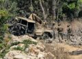 TENTERA Lubnan memeriksa lokasi letupan yang menyasakan kenderaan mereka di kawasan al Mansouri di selatan Lubnan berhampiran Tyre.- AFP