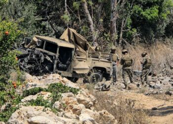 TENTERA Lubnan memeriksa lokasi letupan yang menyasakan kenderaan mereka di kawasan al Mansouri di selatan Lubnan berhampiran Tyre.- AFP