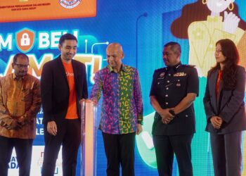 ARMIZAN Mohd Ali (tengah) bersama  Nik Emir Nik Mohamed Din (dua dari kiri) dan Mohamed Lazim Ismail (dua dari kanan) semasa gimik pelancaran Sidang Kemuncak Penjual Shopee 2026 dan Kempen Jom Beli Selamat di JW Marriott, Kuala Lumpur. - UTUSAN/ISKANDAR ISHAK