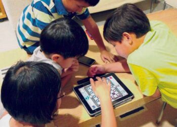 GENERASI Alpha menerima maklumat bukan hanya daripada ibu bapa atau guru tetapi juga daripada dunia digital yang sentiasa tersedia di hujung jari.