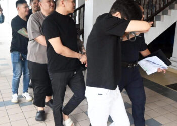 ENAM lelaki termasuk warga China dibawa ke Mahkamah Majistret Ayer Keroh hari ini bagi menghadapi melakukan pemerasan dan mencederakan warga China. - UTUSAN/AMRAN MULUP