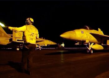 TANGKAP layar video edaran CENTCOM menunjukkan anggota tentera AS melancarkan serangan udara menyasarkan keupayaan ketenteraan Iran .- AFP