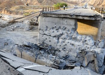 SEBUAH jambatan rosak teruk akibat serangan udara AS di laluan yang menghubungkan Roudan dengan Bandar Abbas, selatan Iran.- AFP