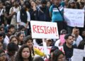 PENYOKONG CJP memegang sepanduk semasa protes di Freedom Park di Bengaluru.- AFP