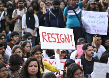 PENYOKONG CJP memegang sepanduk menuntut Menteri Pendidikan India, Dharmendra Pradhan, meletak jawatan semasa protes di Freedom Park di Bengaluru.- AFP