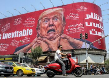 PAPAN iklan besar yang berikrar membalas dendam terhadap Donald Trump dipaparkan di Jalan Jamhouri di tengah Teheran.- AFP