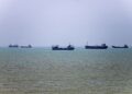 TENTERA Amerika Syarikat dan Iran saling bertempur sejak minggu lalu bagi menguasai Selat Hormuz yang merupakan laluan kapal minyak dan gas dunia. - AFP