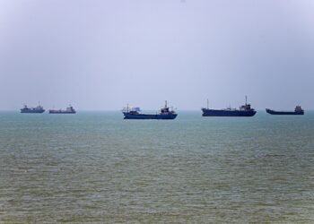 TENTERA Amerika Syarikat dan Iran saling bertempur sejak minggu lalu bagi menguasai Selat Hormuz yang merupakan laluan kapal minyak dan gas dunia. - AFP